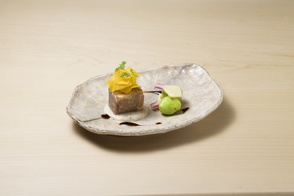 Jinhua pork simmered in oil (with broad beans, vinegared ginger, potato crackers, burdock root, and black vinegar)